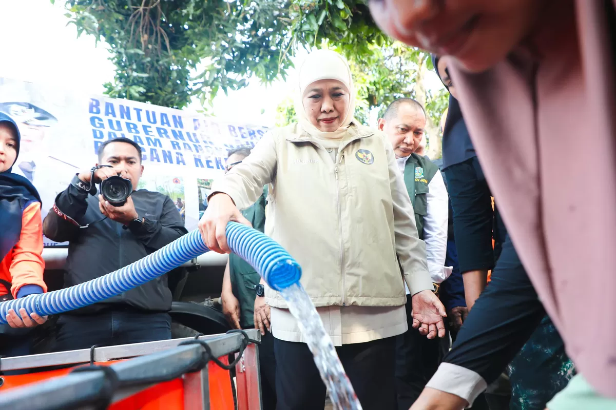 Gubernur Jawa Timur Khofifah Indar Parawansa menyalurkan bantuan tandon dan jeriken untuk warga terdampak kekeringan di Kabupaten Pasuruan.