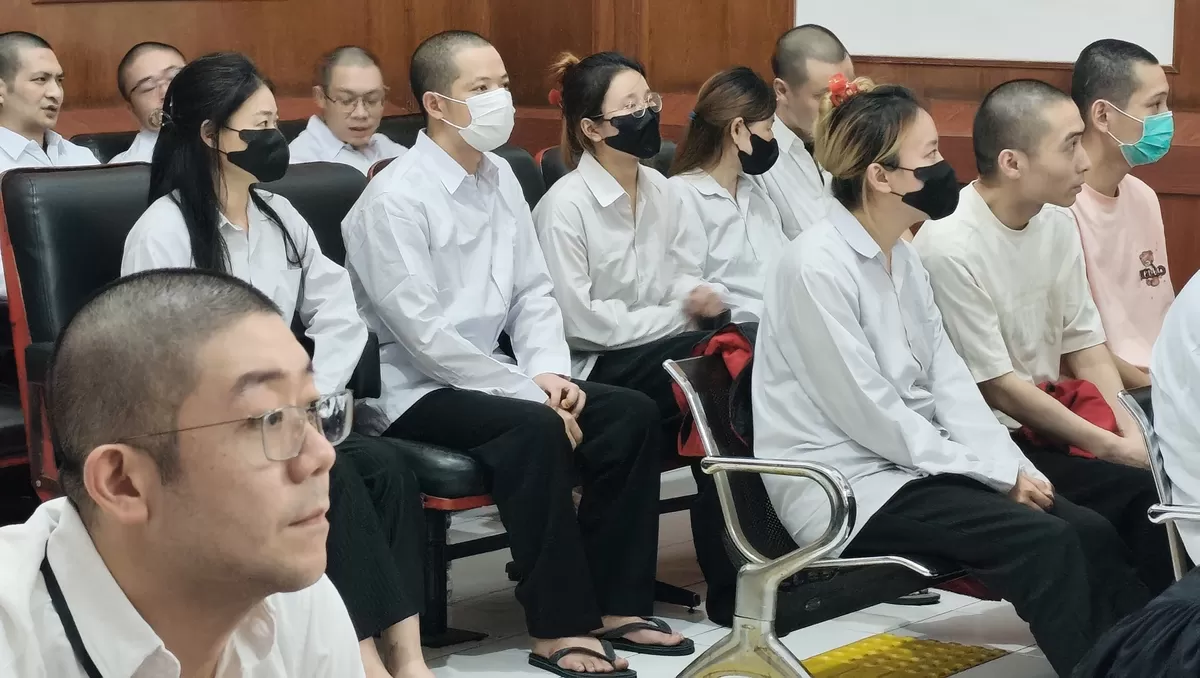 Sebanyak 41 WNA terdakwa sindikat penipuan online lintas negara menjalani sidang di Pengadilan Negeri Surabaya. Mereka terancam hukuman hingga 6 tahun penjara.