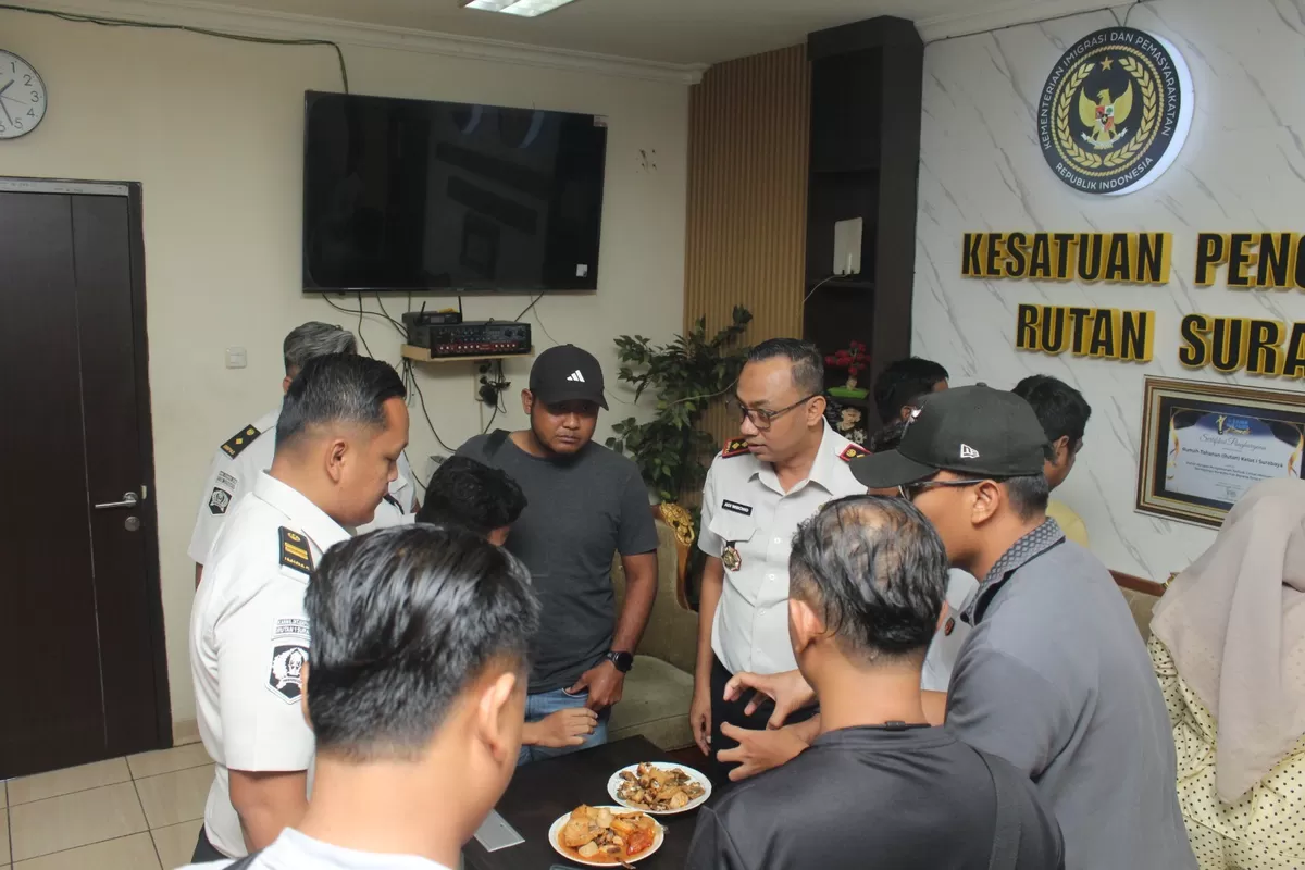 Rutan kelas I Surabaya menggagalkan dugaan penyelundupan sabu. Lima paket kristal putih ditemukan tersembunyi dalam makanan pengunjung.