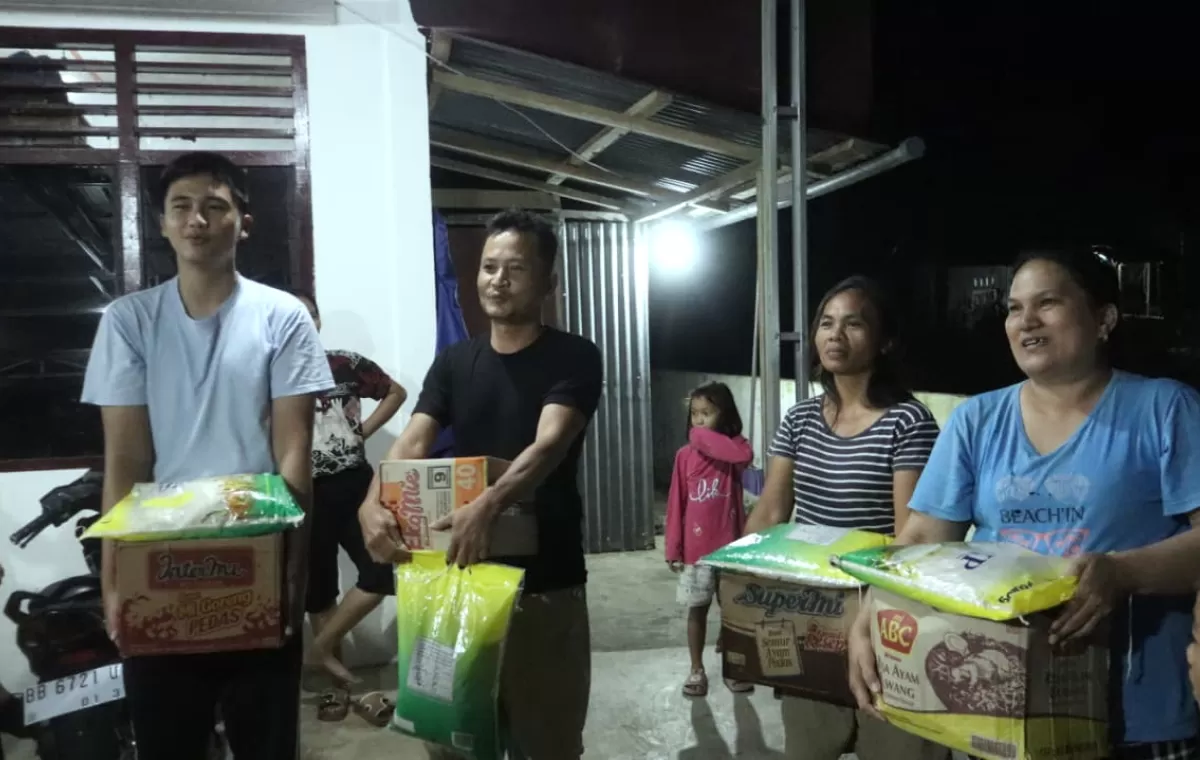 Warga menerima bantuan logistik berupa beras dan kebutuhan pangan lainnya dari Pemkab Nias Barat sebagai bagian dari penanganan banjir yang melanda sejumlah wilayah, Senin (7/9/2026) malam
