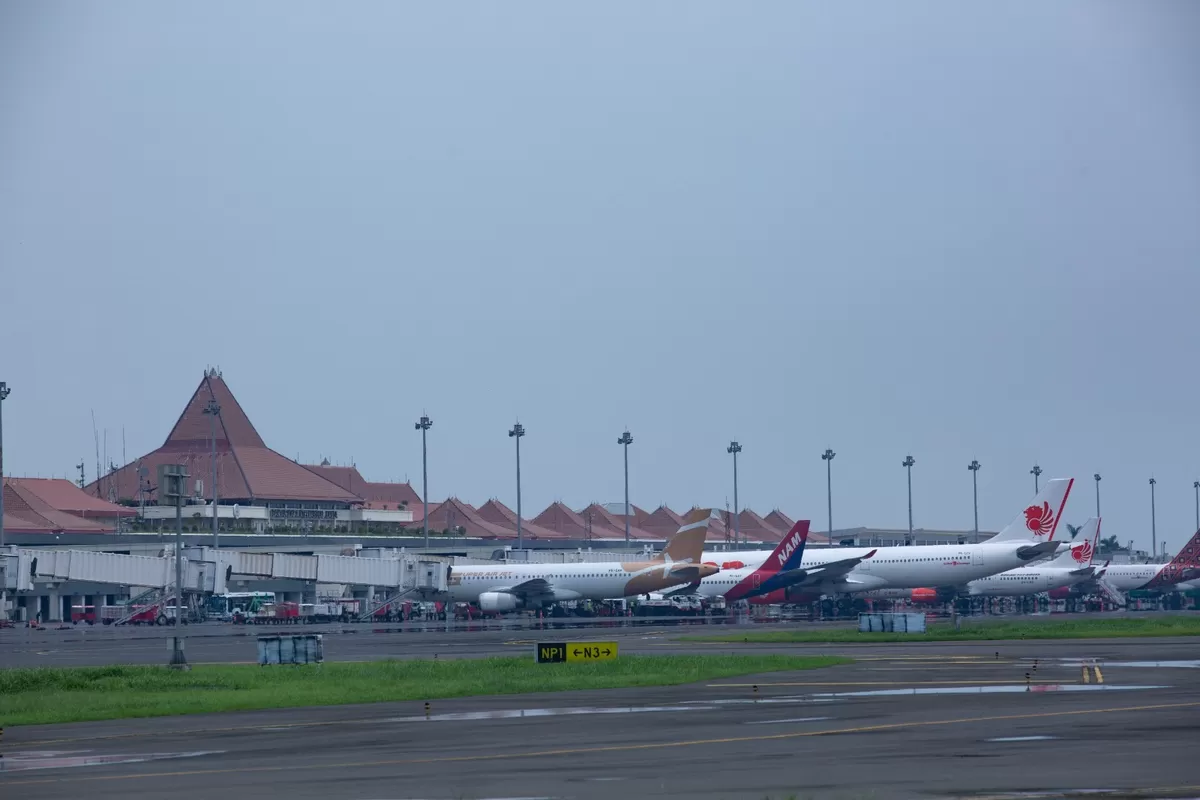 Penerbangan Bandara Juanda menuju Jakarta dan Bandung kembali beroperasi setelah bandara di Jakarta dan Bandung dibuka. Sebelumnya penerbangan terdampak abu vulkanik Gunung Anak Krakatau.