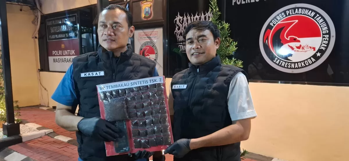 Polres Pelabuhan Tanjung Perak mengungkap peredaran tembakau sintetis di Surabaya. Polisi menyita 148,732 gram dan menangkap seorang tersangka.