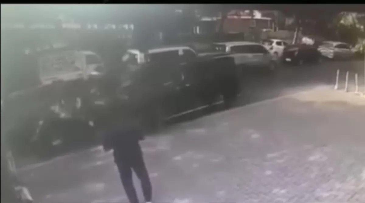 Kecelakaan beruntun terjadi di Jalan Menur Pumpungan Surabaya. Toyota Alphard menabrak total 9 kendaraan, empat pengendara luka parah dan sopir diamankan polisi.(Istimewa Capture CCTV)