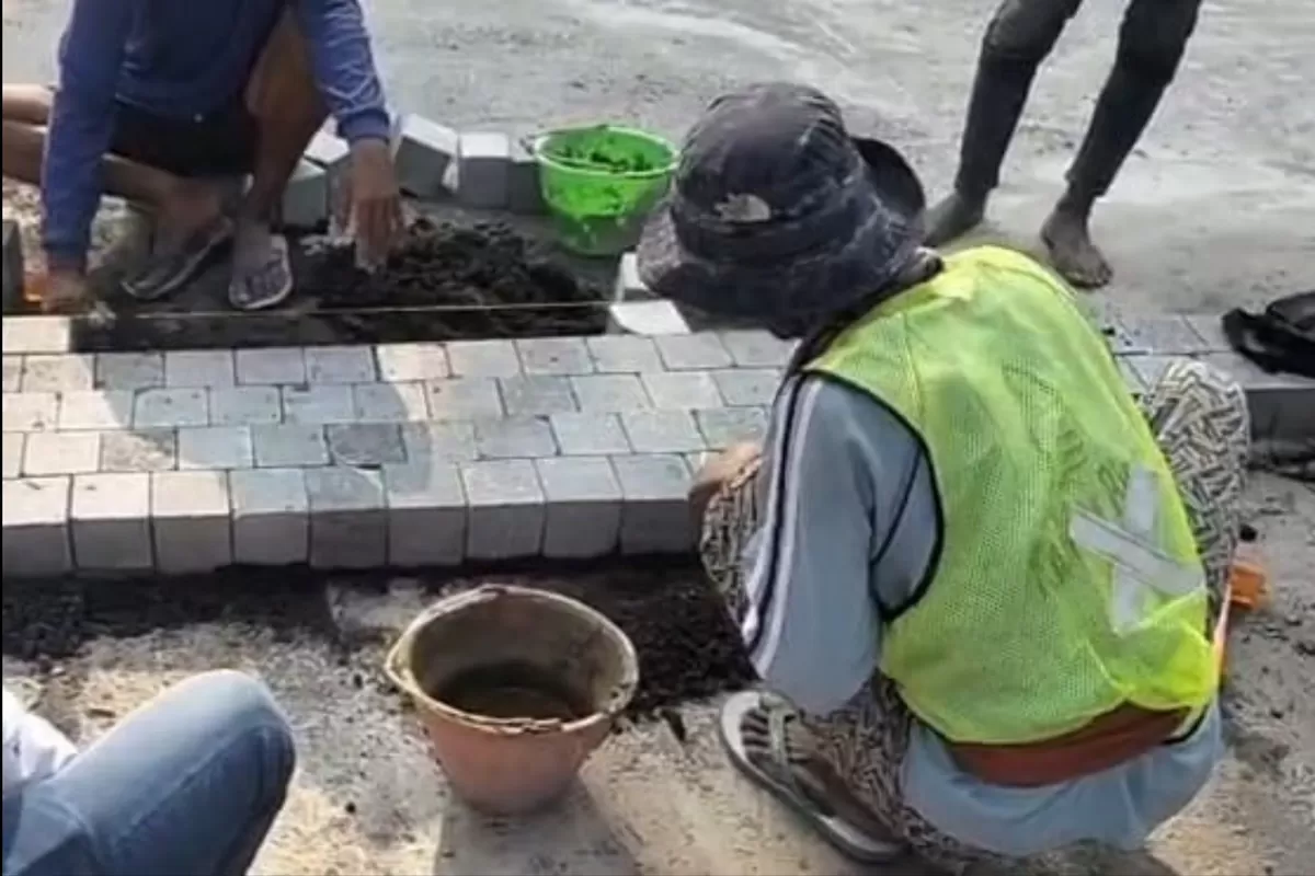 Proyek pembongkaran jalan dan pemasangan baru alam di depan Mal Pelayanan Publik (MPP) Siola Surabaya