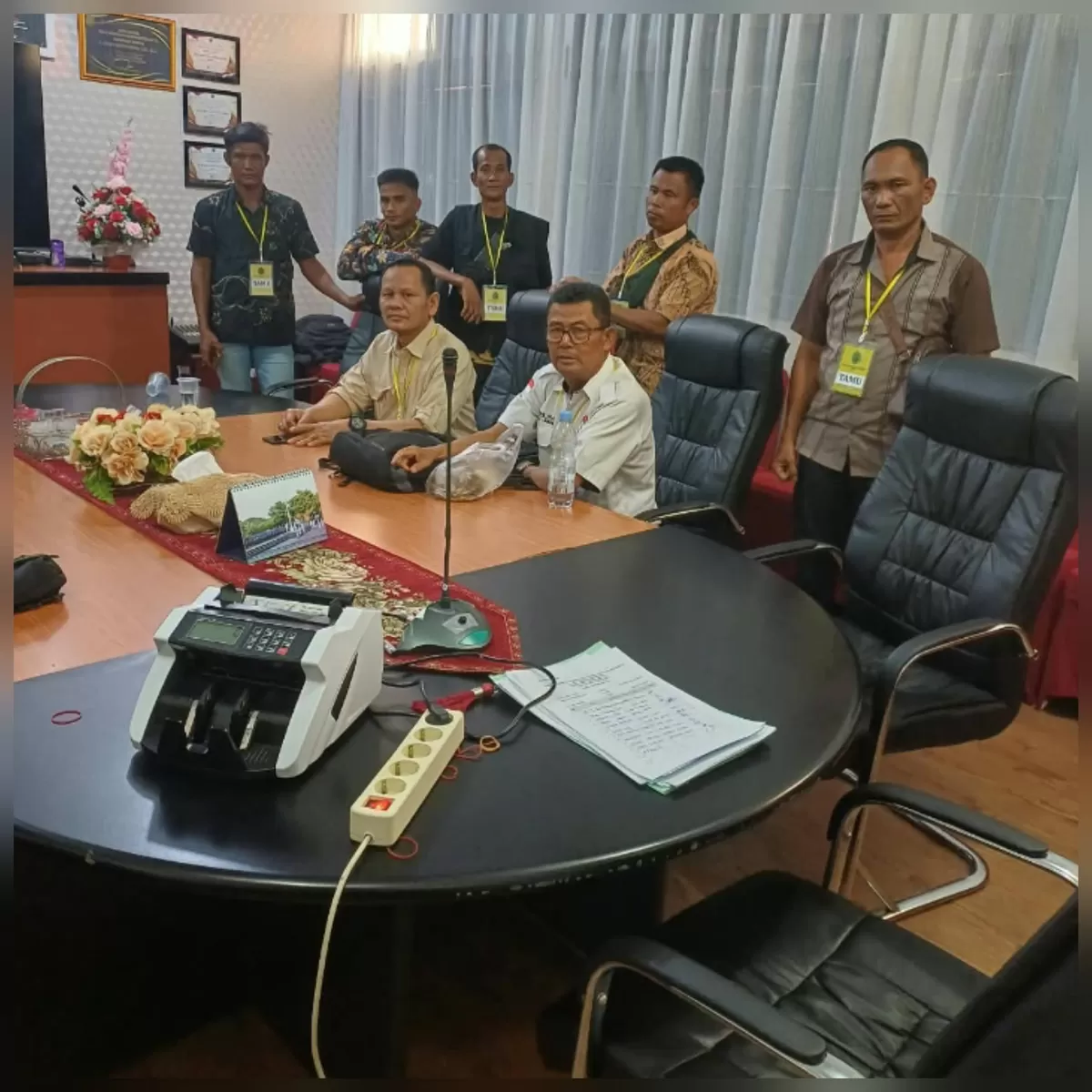 Foto Ketua Umum DPP SBCI Addermi dan Ketua DPD Rohul Yusuf Nasution mendampingi 8 orang Pekerja Eks PT Torganda di Kantor PN Pekanbaru (NAWACITAPOST.COM)