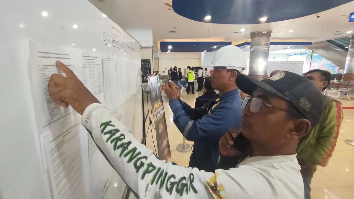 Latif Fatafulloh, paman dua sopir ekspedisi asal Banjarnegara, menunggu kabar mengenai keberadaan Abdul Fikri dan M Taufik Ismail, di Pelabuhan Tanjung Perak, Surabaya,