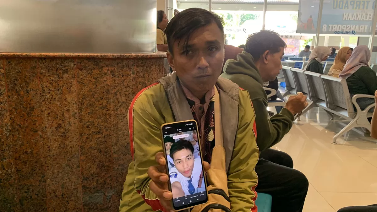 Totok Haryono (50), warga Karanganyar, Jawa Tengah, menanti kabar putranya, Jeyvon Jochelin Jhotham (19), yang hilang dalam musibah KM Virgo Transport 8 di posko pencarian Pelabuhan Tanjung Perak