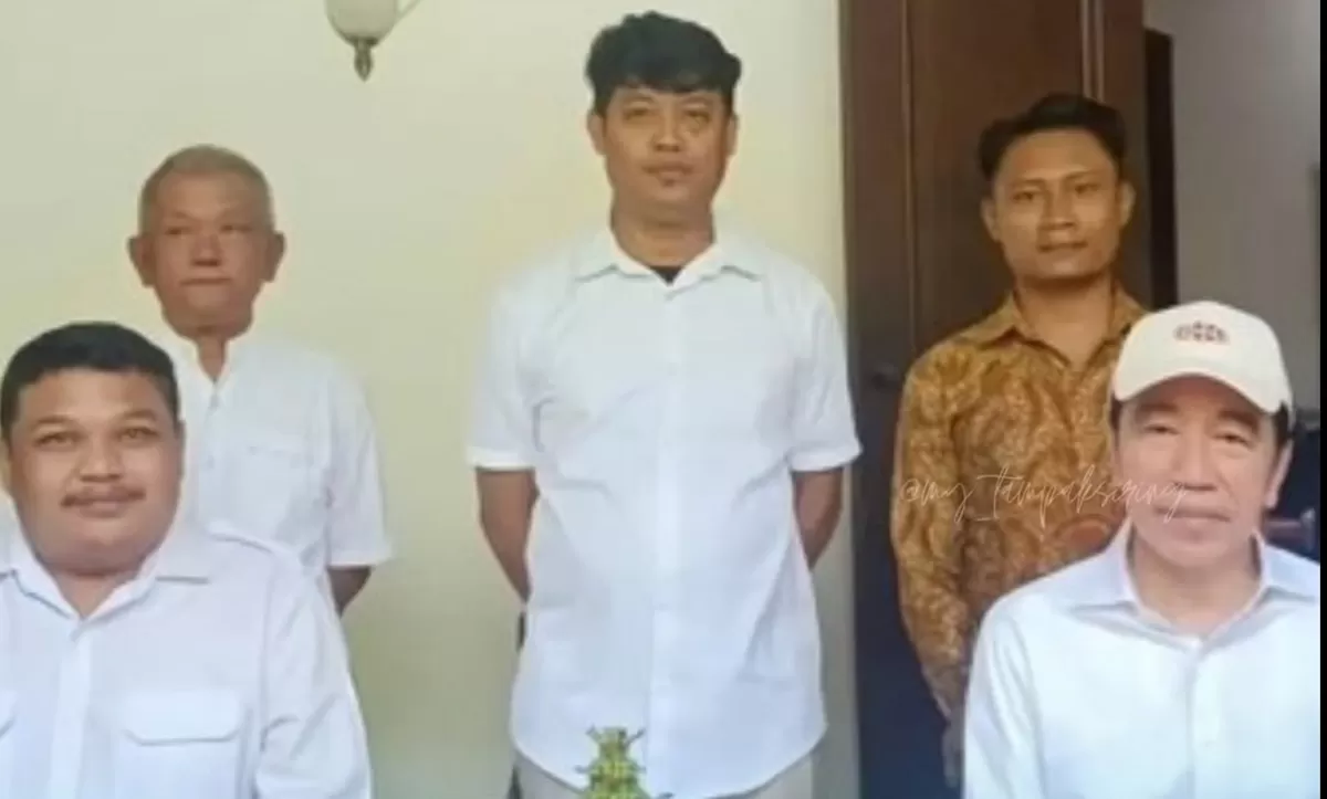 Foto dari unggahan medsos saat Achmad Hidayat menemui mantan Presiden RI, Joko Widodo