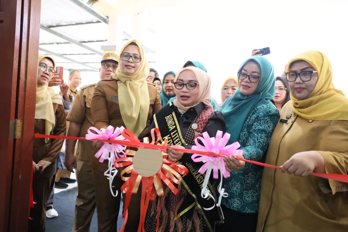 Wiwiek Hargono Tri Adhianto Bunda Literasi Kota Bekasi ketika prosesi pengguntingan pita tanda peresmian peluncuran perpustakaan mini di Kota Bekasi (Istimewa)