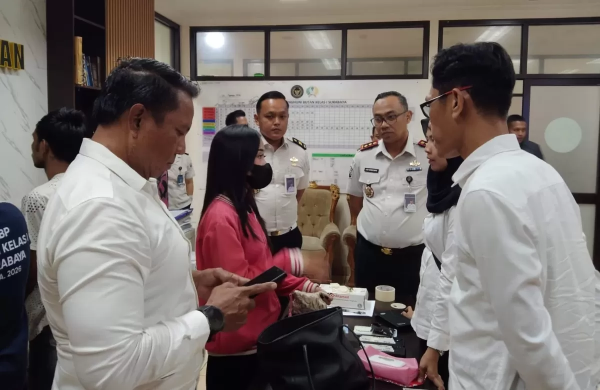 Petugas Rutan Kelas I Surabaya menunjukkan barang kristal putih yang diduga narkotika jenis sabu, setelah digagalkan masuk melalui seorang pengunjung perempuan di area P2U Rutan Surabaya