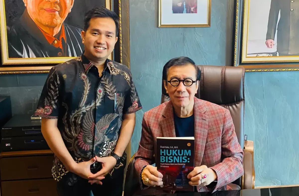 Eliadi Hulu bersama Yasonna Hamonangan Laoly.  (Istimewa)