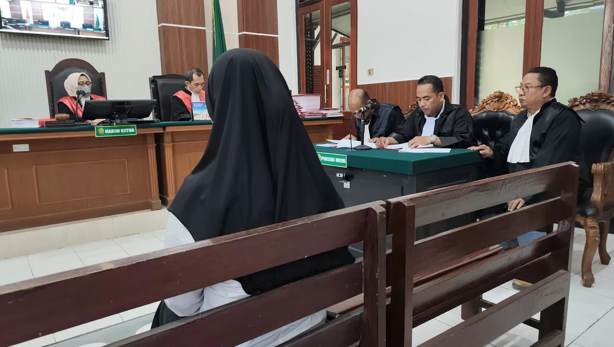 Terdakwa Goli Korlita menjalani persidangan perkara dugaan penggelapan dengan pemberatan di Pengadilan Negeri Surabaya