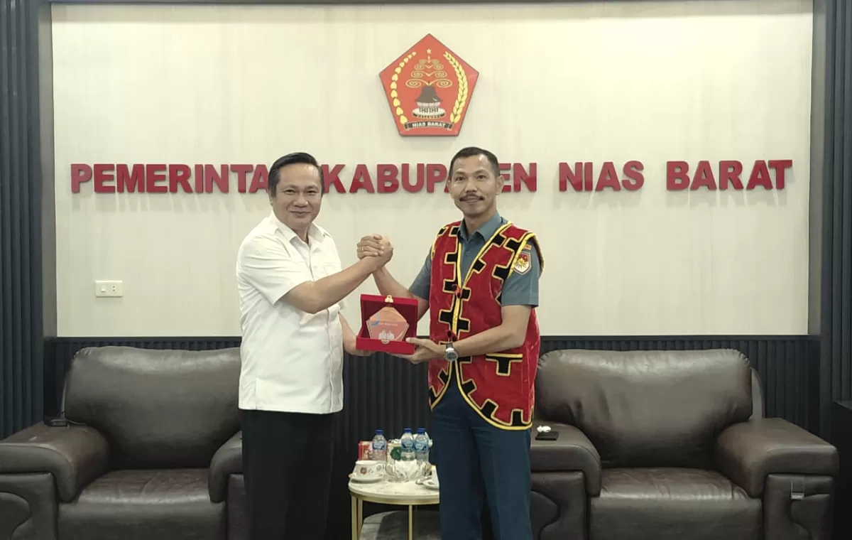 Bupati Nias Barat Eliyunus Waruwu bersama Danlanal Nias Letkol Laut (P) Tomosa Uskarlind Larosa seusai audiensi di Kantor Bupati Nias Barat, Rabu (16/9/2026)