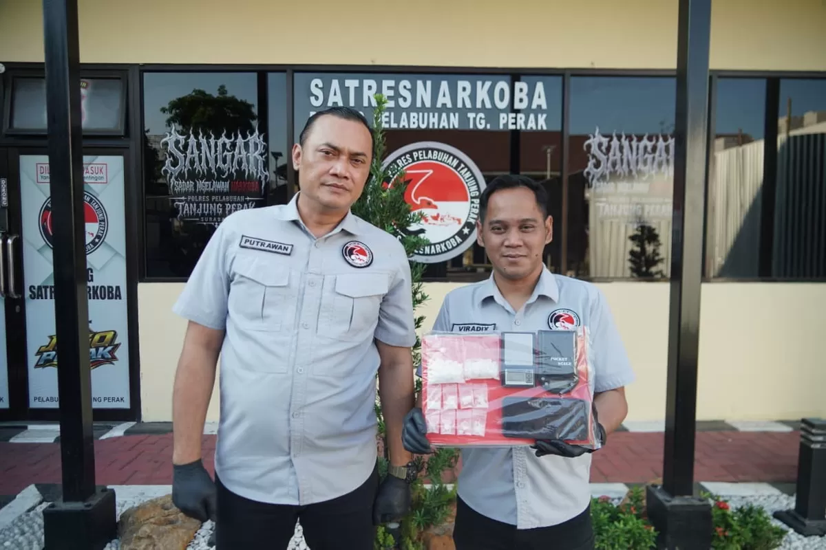 Barang bukti 65,51 gram sabu yang disita polisi dari tersangka F.I. di Kedinding Lor, Surabaya.