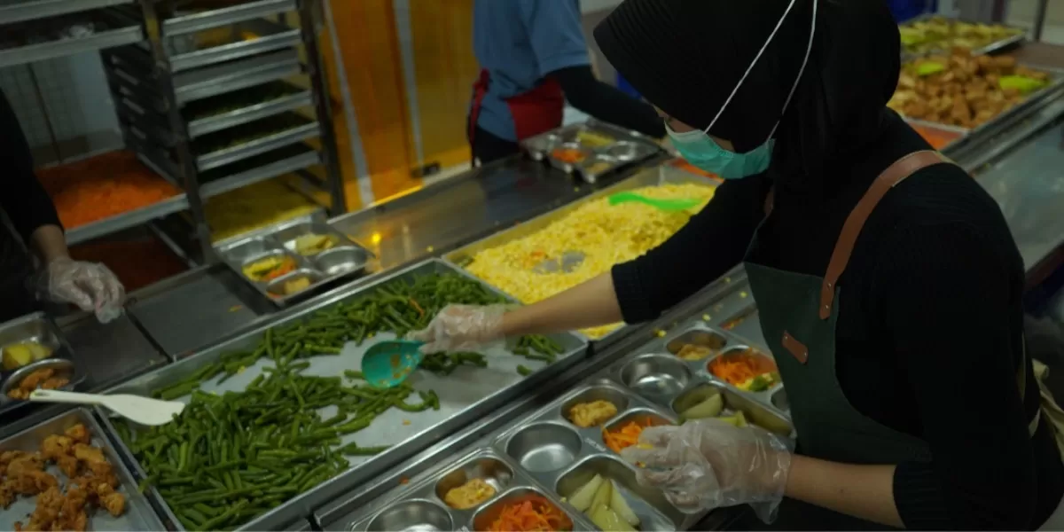 Menyoroti kasus keracunan akibat dugaan menu MBG yang tidak layak konsumsi di sejumlah daerah, hingga berujung pemberhentian SPPG. (Dok. BGN)