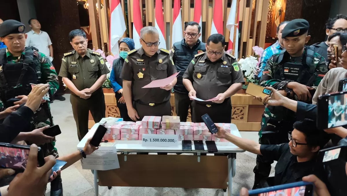 Kejati Jatim menetapkan SH, Collection Agent PT Ternak Maharani dan PT Berlian, sebagai tersangka baru kasus dugaan korupsi penyaluran KUR BNI Cabang Jember periode 2021-2023.