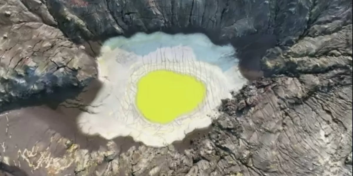 Menyoroti fenomena mirip telur ceplok dari atas kawah Gunung Anak Krakatau yang sempat mengalami erupsi besar pada awal September 2026. (Instagram.com/@wxchasing)