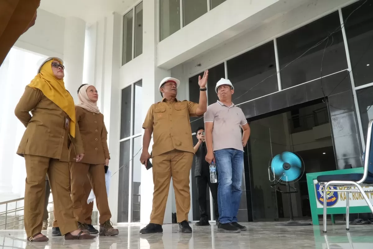 Foto Bupati Anton Sidak Gedung Baru DPRD Rokan Hulu, Pastikan Mutu Pekerjaan MEP dan Kejar Target Penyelesaian   (Diskominfo Rohul )