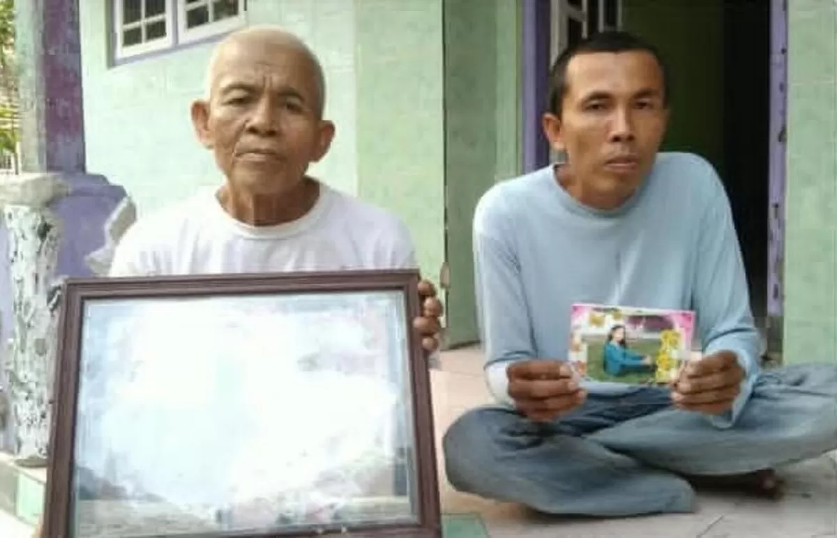 Keluarga memperlihatkan foto Nenah Arsinah, PMI asal Majalengka yang telah 12 tahun ditahan di Sharjah, UEA. (Nawacita / Diskominfo Kabupaten Majalengka)