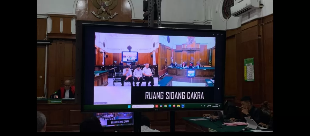 Tiga pengurus PT Semar Permata Emas Mulia menjalani sidang perkara dugaan penerimaan dan pengolahan emas yang disebut jaksa berasal dari tambang tanpa izin di Pengadilan Negeri Surabaya.