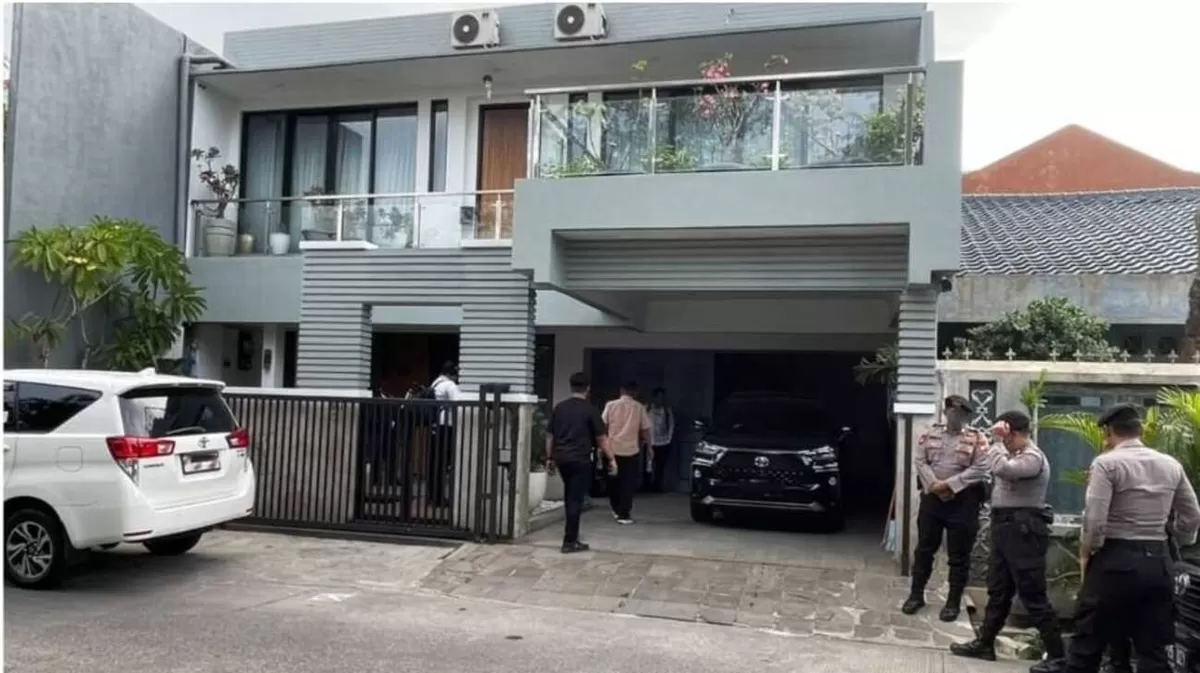Penggeledahan KPK di rumah Ipda Yayat terkait kasus dugaan korupsi di lingkup Pemerintah Kabupaten Bekasi. (Dik. KPK)