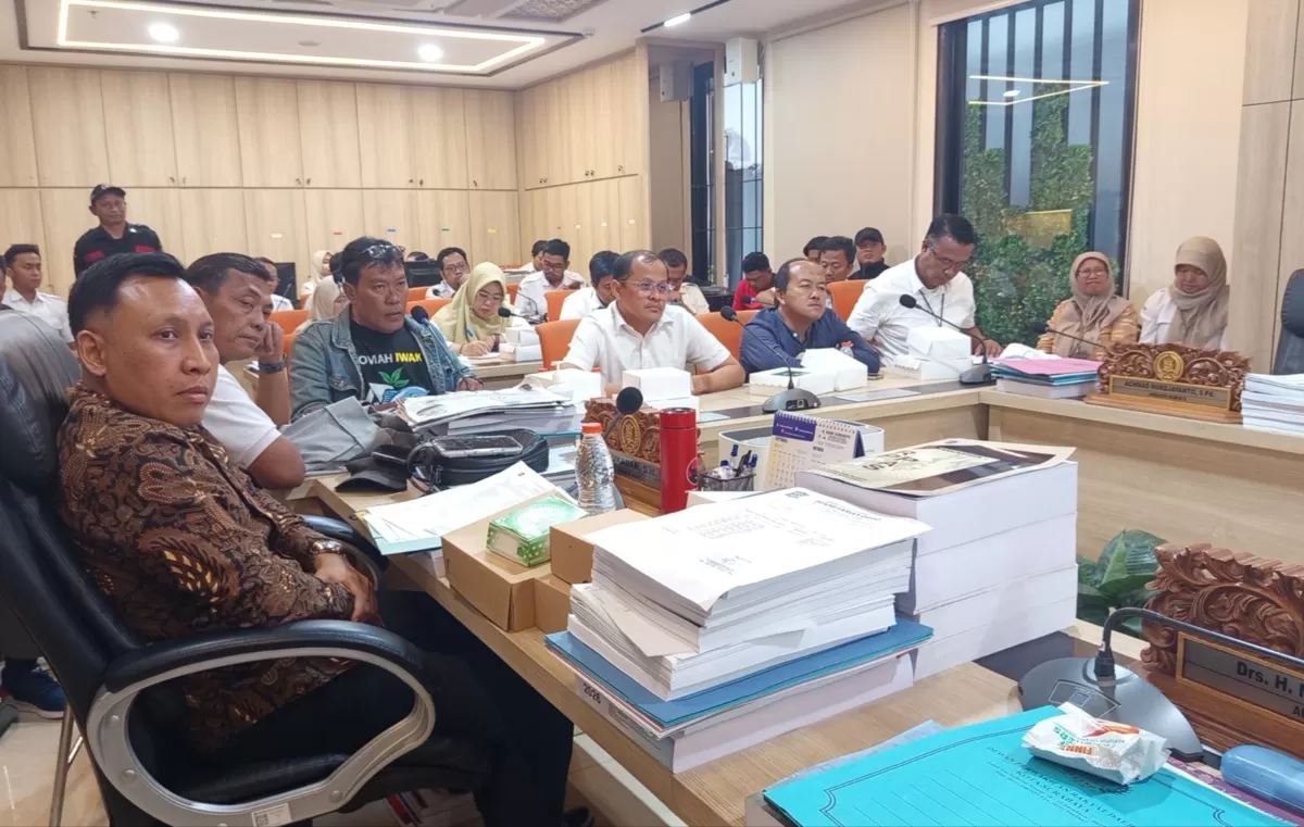 Rapat dengar pendapat Komisi C DPRD Surabaya yang melibatkan warga keputih dengan PT Taman Timur, Rabu (23/9/2026) 