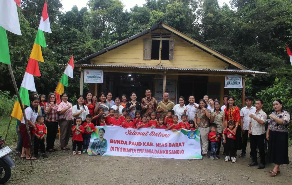 Tim Bunda PAUD Nias Barat bersama pendidik dan peserta didik berfoto bersama usai kegiatan penguatan pendidikan karakter dan sekolah ramah anak di TK Swasta Epifania dan KB SanoloKamis (24/9/2026)