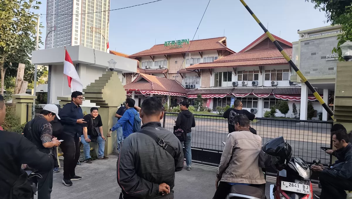 Petugas KPK melakukan penggeledahan di Kantor Kanwil BPN Jawa Timur, Surabaya, Kamis (24/9/2026). Dalam proses tersebut, terlihat sebuah tas hitam dibawa masuk ke dalam gedung dari mobil yang diperiks