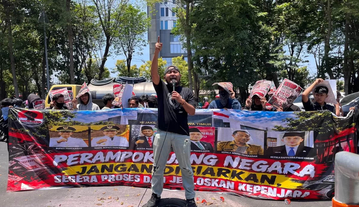 Koordinator JAKA JATIM, Musfiq, saat aksi jilid II di Kejaksaan Tinggi Jawa Timur