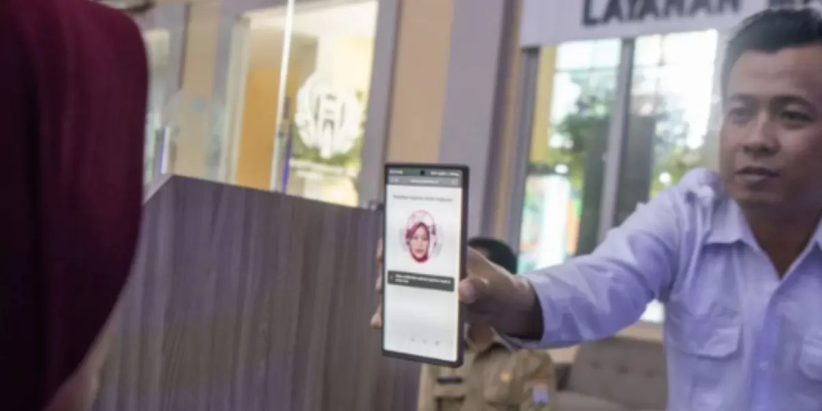 Menyoroti wacana sistem scan wajah untuk para penerima Bansos pada September 2026 yang berhubungan dengan verifikasi data DTSEN.  (Instagram.com/@beritaterkinismr)