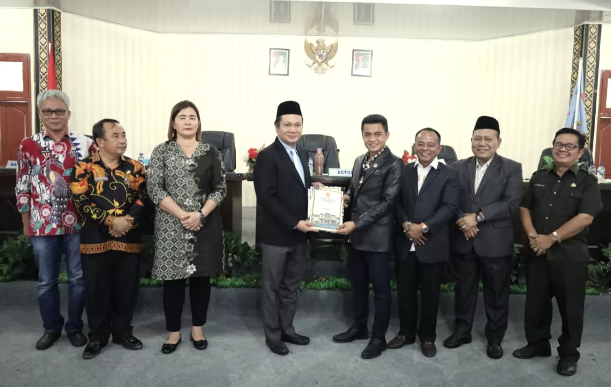 Bupati Nias Barat, Eliyunus Waruwu, menyerahkan dokumen Perubahan KUA-PPAS APBD Tahun Anggaran 2026 kepada pimpinan DPRD Kabupaten Nias Barat dalam Rapat Paripurna di Lahomi, Jumat (25/9/2026)