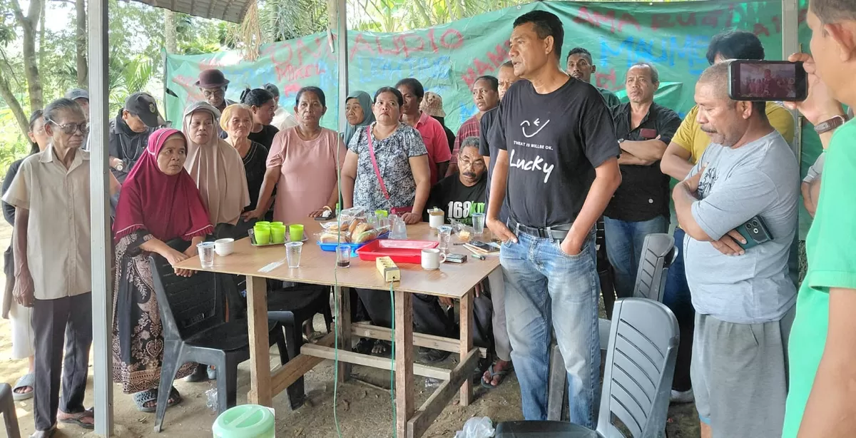Suasana pertemuan media bersama warga Teluk Bakau, Kecamatan Nongsa, Batam, yang diliputi rasa cemas usai menerima Surat Peringatan Pertama (SP1) dari pihak perusahaan, Sabtu (26/9/2026). (Bazo Nawacita)