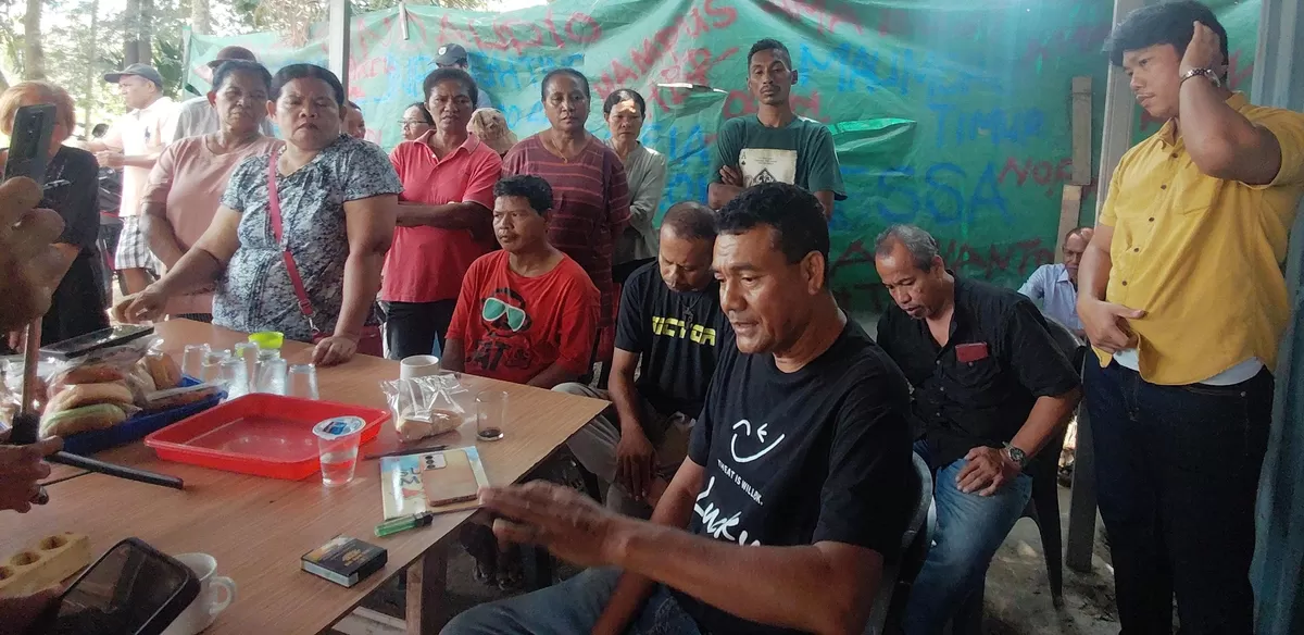 Suasana pertemuan media bersama warga Teluk Bakau, Kecamatan Nongsa, Kota Batam, yang diliputi rasa cemas usai menerima Surat Peringatan Pertama (SP1) dari pihak perusahaan, Sabtu (26/9/2026). (Bazo Nawacita)