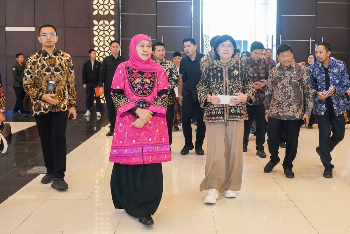 Gubernur Bank Indonesia (BI) Destry Damayanti bersama Khofifah Indar Parawansa saat membuka Festival Ekonomi Syariah (FESyar) Regional Jawa 2026 di Grand City Convex Surabaya, Sabtu (26/9/2026).