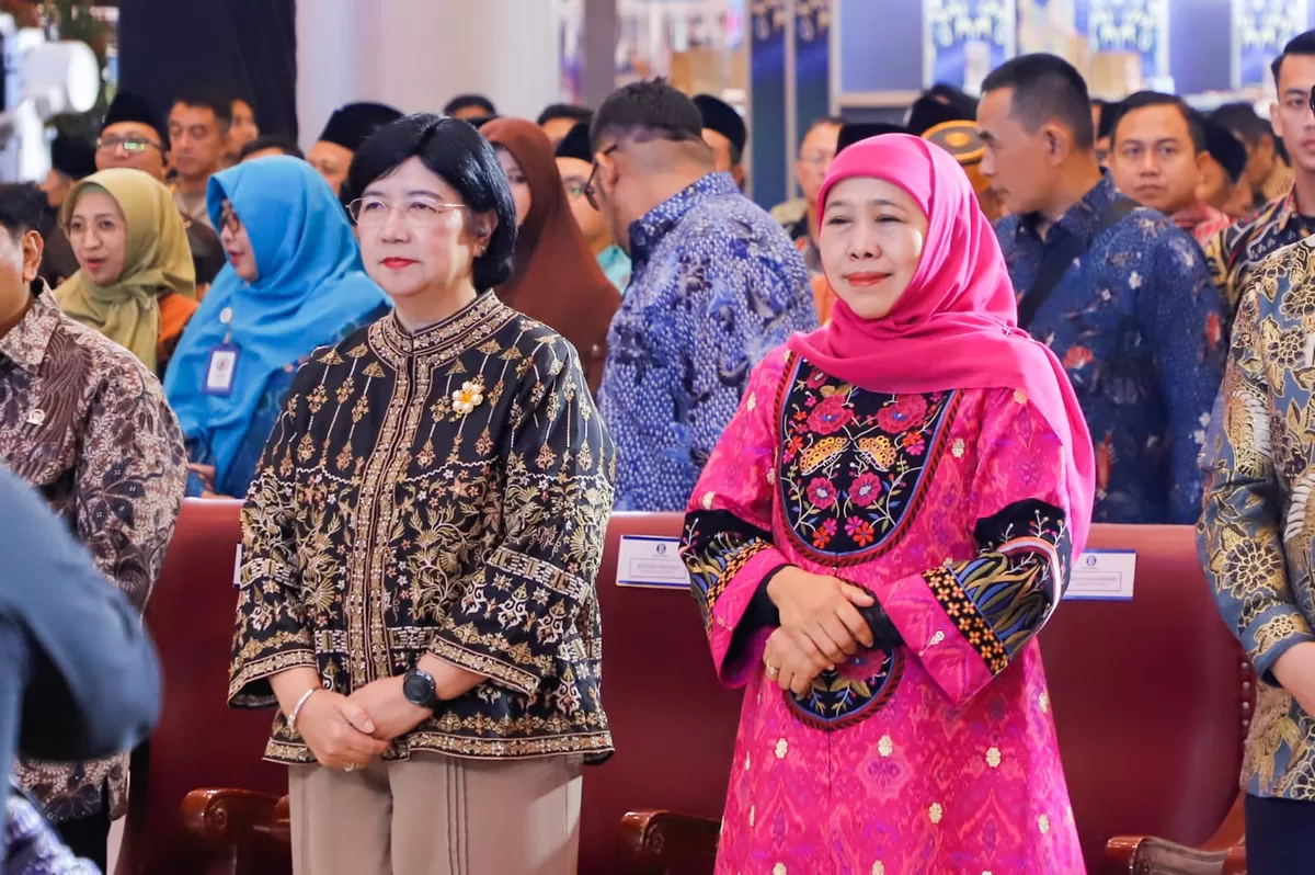Khofifah Indar Parawansa mendampingi Gubernur Bank Indonesia (BI) Destry Damayanti membuka Festival Ekonomi Syariah (FESyar) Regional Jawa 2026 di Grand City Convex Surabaya
