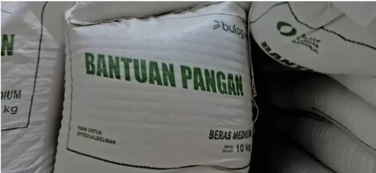 Penyaluran bantuan beras 30 kilogram di Kenali Besar, Kota Jambi jadi polemik karena perbedaan realisasi. (Dok. metrojambi.com)