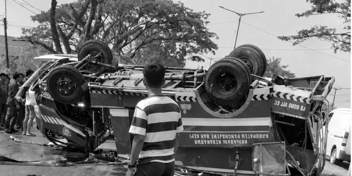 Menyoroti fakta terkini ihwal insiden kecelakaan mobil damkar di Kabupaten Pangkep, Sulsel saat menuju lokasi kebakaran lahan. (Instagram.com/@makassar_iinfo)