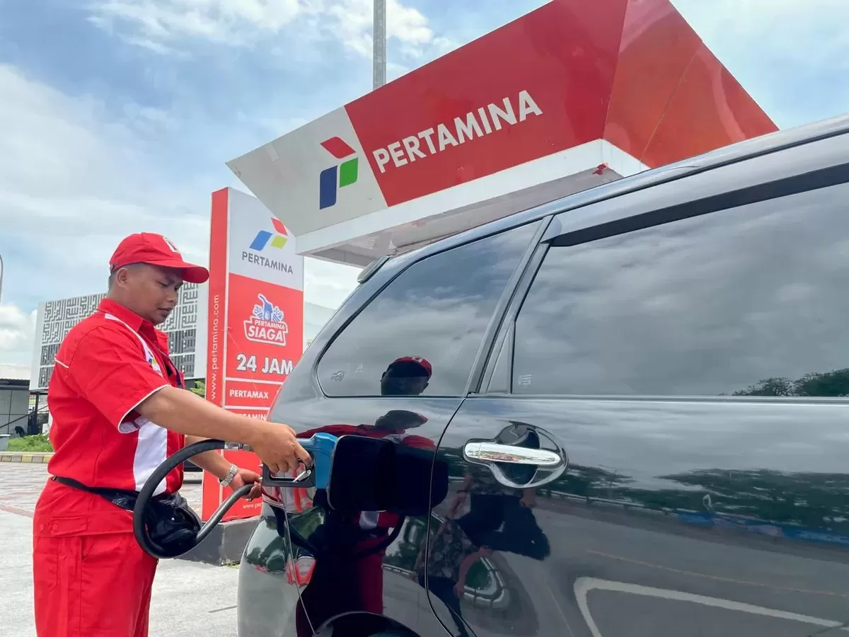Petugas SPBU melayani pengisian BBM pada kendaraan. Pertamina menegaskan belum ada aturan yang melarang mobil membeli Pertalite berdasarkan kapasitas mesin di atas 1.400 cc. (Posbali)
