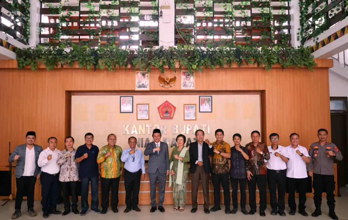 Bupati Nias Barat bersama Pj. Sekda Salome Waruwu dan jajaran Forkopimda serta pejabat daerah berfoto bersama usai pelantikan Pj. Sekda di Kantor Bupati Nias Barat, Lahomi, Rabu (30/9/2026).