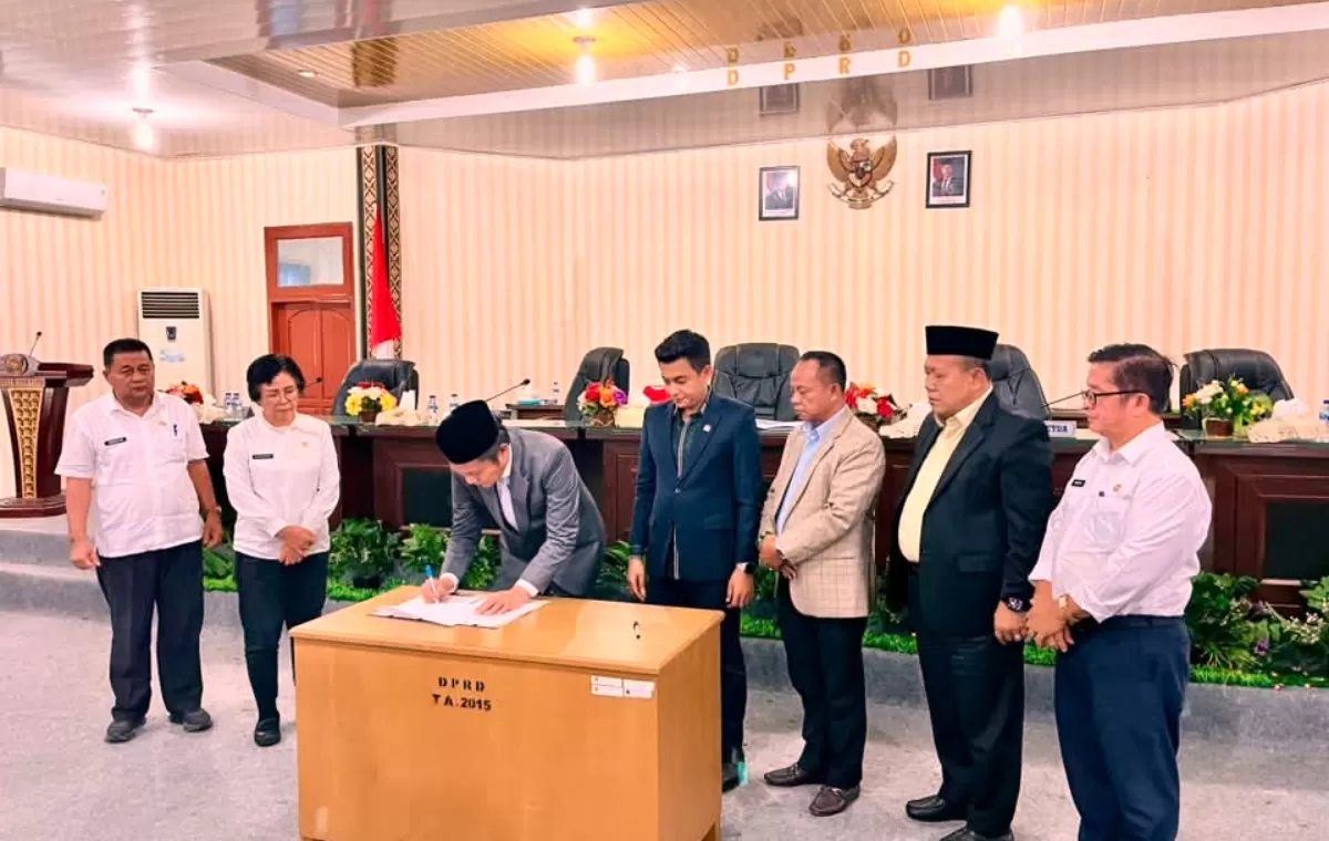 Bupati Nias Barat bersama pimpinan DPRD menandatangani persetujuan bersama Rancangan Perda Perubahan APBD Tahun Anggaran 2026 dalam Rapat Paripurna DPRD Nias Barat, Rabu (30/9/2026).