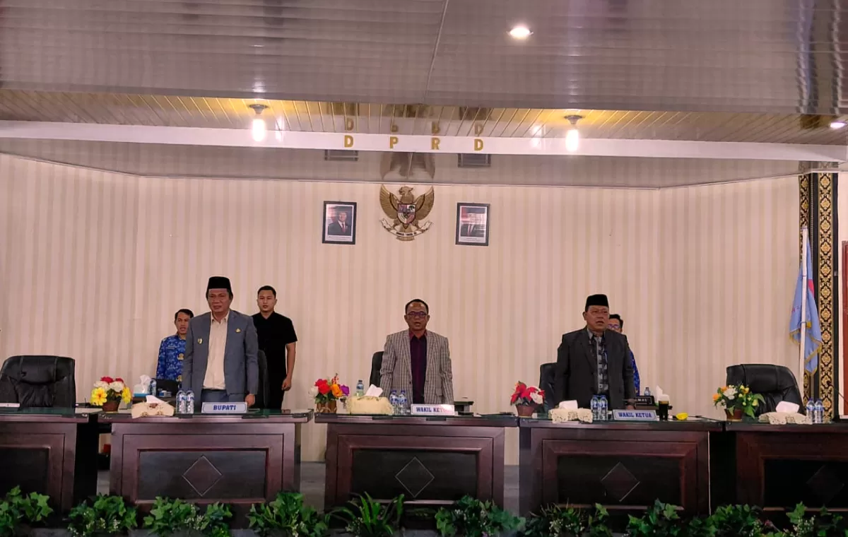 Bupati Nias Barat Eliyunus Waruwu menyampaikan nota jawaban pemerintah daerah pada rapat paripurna rapat paripurna DPRD Nias Barat, Kamis (1/10/2026).