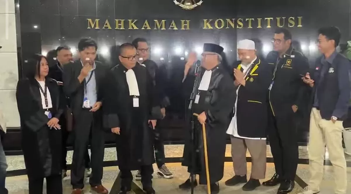 Hakim MK Saldi Isra mengungkap waktu terbit surat keterangan penyetaraan pendidikan Gibran dalam sidang perkara di Mahkamah Konstitusi. (YouTube/ Langkah Update)