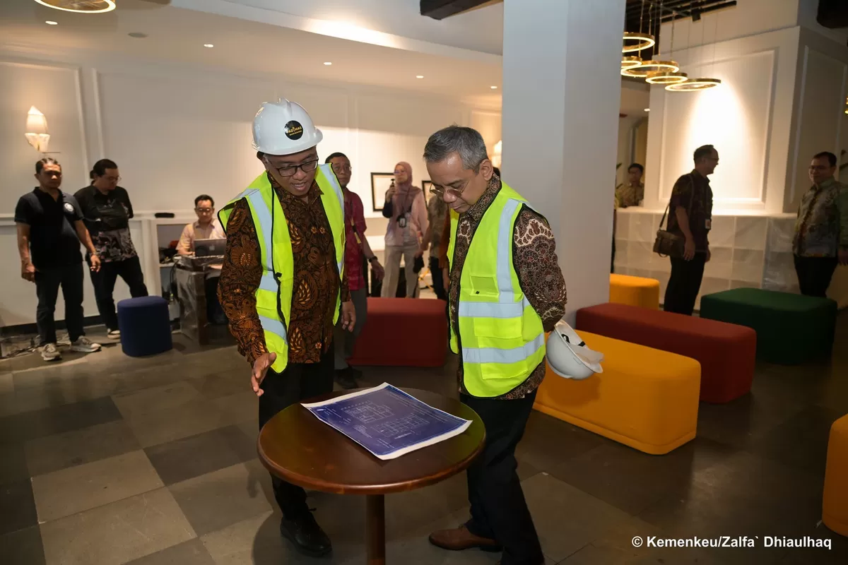 Menteri Keuangan Suahasil Nazara ketika melakukan peninjauan langsung ke Perpustakaan Kementerian Keuangan.  (Dok. Kementerian Keuangan)