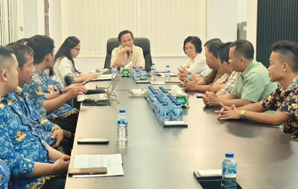 Bupati Nias Barat Eliyunus Waruwu memberikan arahan dalam pelepasan peserta Pelatihan Cabinet Making yang akan mengikuti pelatihan di BBPVP Medan.