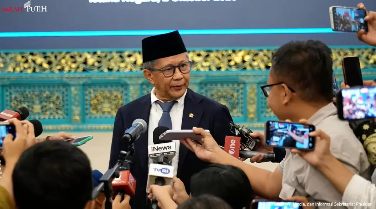 Rocky Gerung resmi dilantik sebagai anggota Dewan Pertimbangan Presiden (Wantimpres) oleh Presiden Prabowo Subianto di Istana Negara, Jakarta, Jumat (2/10/2026). (Tangkapan Layar YouTube Sekretariat Presiden)