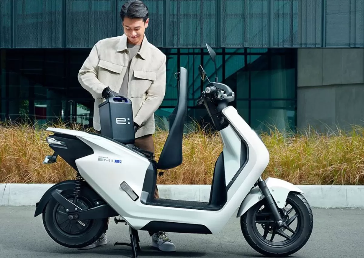 Honda EM1 e merupakan motor listrik Honda yang memiliki kecepatan maksimal 45 km/jam dan jarak tempuh tersertifikasi 41,1 kilometer. (Astra Honda)