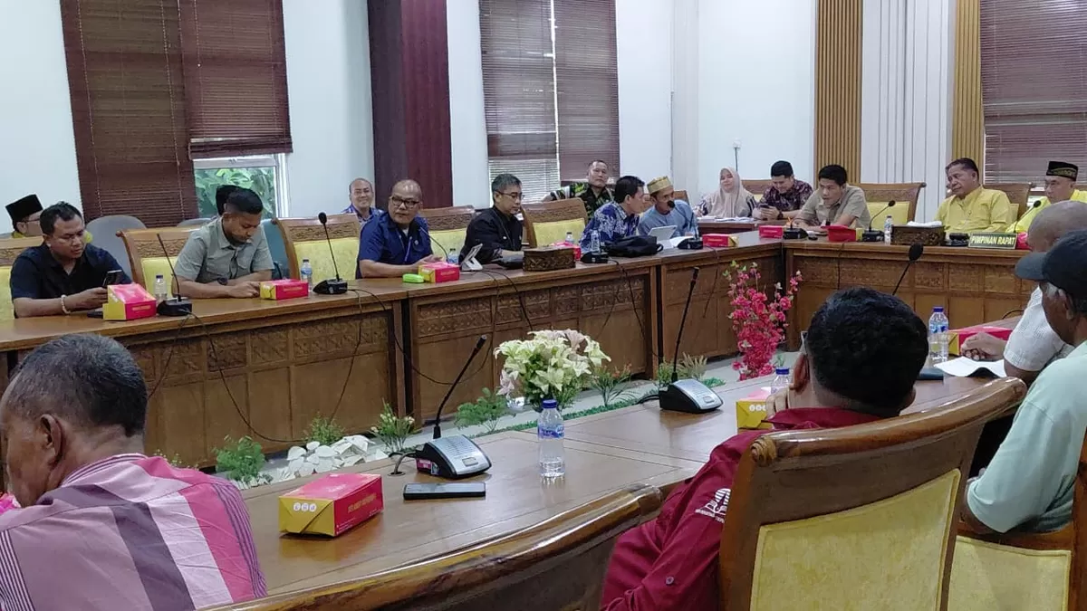 Ratusan warga Teluk Bakau saat menghadiri RDP di Gedung DPRD Kota Batam demi menuntut transparansi kompensasi lahan dari PT Sarana Bangun Sejati (SBS) dan BP Batam, Jumat (2/10/2026). (Bazo Nawacita)