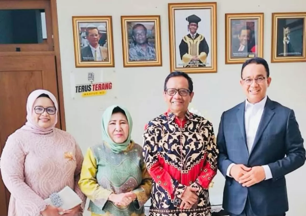 Anies Baswedan bersama Mahfud MD dan istri masing-masing saat bersilaturahmi di kediaman Mahfud di Yogyakarta. (Instagram.com/@mohmahfudmd)