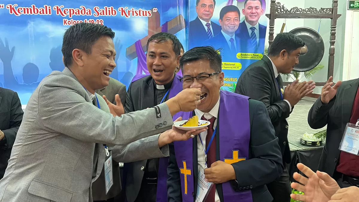 Jajaran pengurus pusat dan daerah mengabadikan momen usai pentahbisan Pdt. Suarman Lase, M.Pd. sebagai Ketua Wilayah GTDI Kepulauan Riau periode 2026&ndash;2030 di Hotel Golden Bay, Batam, Sabtu (3/10/2026) (Bazo Nawacita)