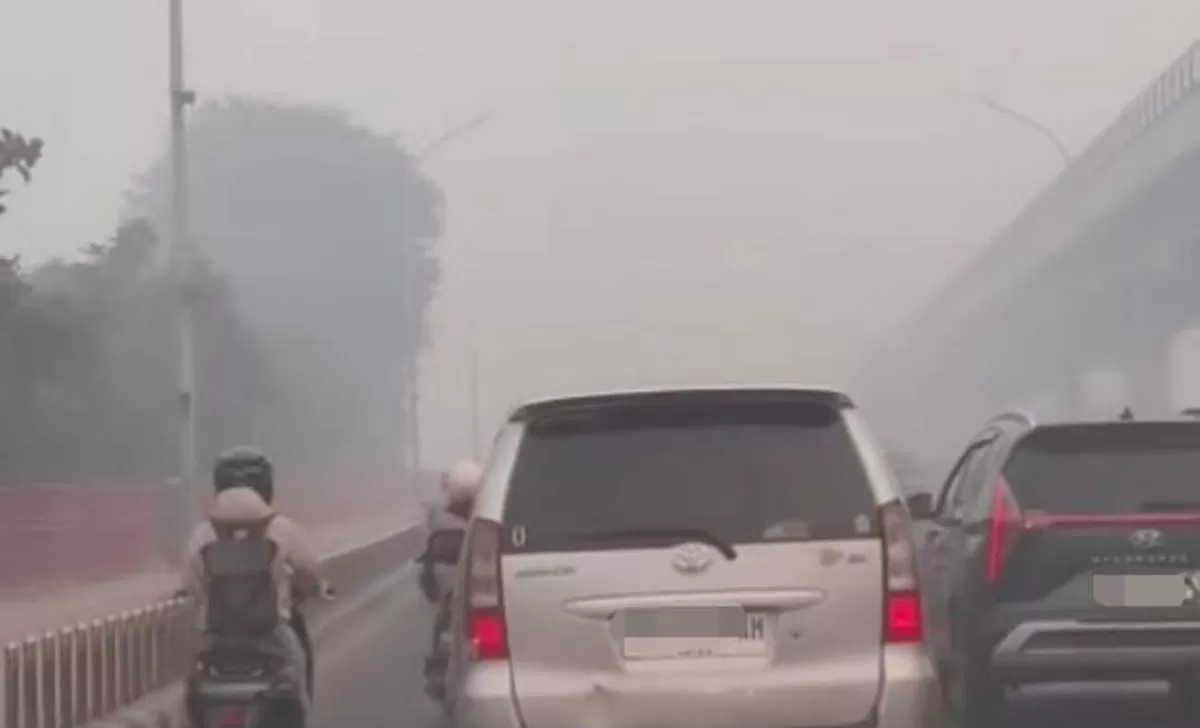 Kondisi Palembang, Sumatera Selatan yang masih diselimuti kabut asap imbas karhutla. (Threads/khanzachoi_)
